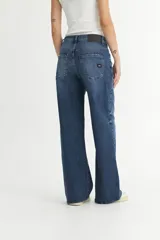 Jean azul de tiro alto, corte recto y pierna ancha.