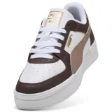 Championes urbanos Puma modelo CA Pro Classic II, con diseño de corte bajo y suela de plataforma. Presenta una combinación de colores blanco, marrón oscuro y rosa viejo, con el logo de la marca en dorado en el lateral y en la entresuela.