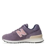 Championes urbanos New Balance modelo 574, color violeta con detalles en rosa y blanco, confeccionados en gamuza y malla, con logo "N" característico en los laterales y entresuela ENCAP.