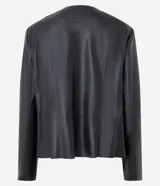 Campera de cuero sintético (PU) color negro, con diseño de solapas delanteras abiertas, mangas largas y corte recto. Presenta detalles de recortes a láser en la superficie.