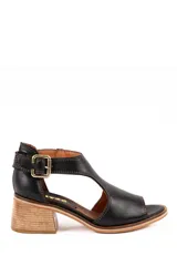 Sandalia de cuero charol negro con taco cuadrado símil madera, tira con hebilla metálica dorada en el tobillo y diseño de corte lateral.