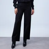 Pantalón de vestir de corte wide leg color negro, con cintura alta, detalle de botones decorativos en la parte frontal y bolsillos laterales.