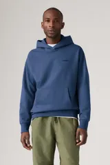 Buzo hoodie azul con logo de Levi's bordado en el pecho.