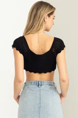 Crop top tejido negro con escote sweetheart, mangas cortas y diseño artesanal en crochet.