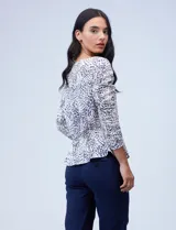 Blusa Zac & Rachel de gasa estampada en blanco y azul, con cintura elastizada y frunces. Mangas 3/4 fruncidas.