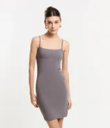 Vestido corto de la marca Blue Steel, color gris, de corte ajustado al cuerpo, con escote recto y breteles finos.