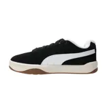 Championes Puma modelo Park Lifestyle Easy, de diseño urbano en color negro con detalles en blanco. Confeccionados en gamuza con la icónica franja lateral de la marca y suela de goma resistente.