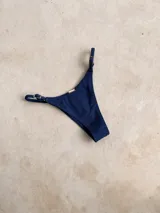 Bottom de bikini colaless azul marino con brillos, con reguladores laterales y forro.