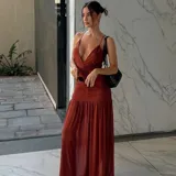 Vestido largo color terracota, con escote en V y breteles finos.