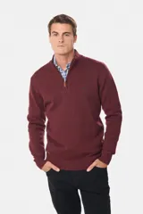 Buzo tejido de lana con cuello alto y medio cierre metálico frontal. Presenta puños y ruedo acanalados, con logo bordado en el pecho.