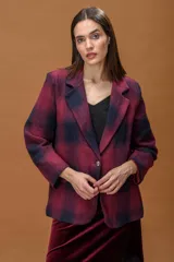 Blazer de tejido con textura y diseño de cuadros en tonos bordó y azul marino. Presenta solapa clásica, cierre frontal con un botón y bolsillos laterales con solapa.