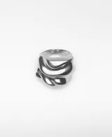 Anillo metálico de diseño voluminoso y orgánico con acabado brillante.