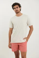 Remera celeste de algodón con bolsillo en el pecho y cuello redondo.