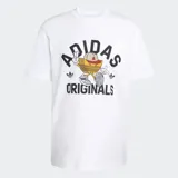 Remera de algodón blanca con cuello redondo y corte holgado. Presenta un estampado gráfico central que combina el logo de Adidas Originals con un personaje animado que viste una gorra y zapatillas.