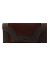 Billetera rectangular de diseño elegante, confeccionada en una combinación de cuero liso oscuro y cuero vacuno con pelo en tono marrón rojizo. Cuenta con solapa frontal con cierre imantado y tecnología RFID para protección de datos.