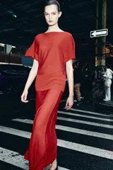 Falda larga de punto color rojo, con diseño evasé y cintura elástica.