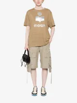 Camiseta de lino color marrón claro con logo "Marant" plateado estampado en el pecho y cuello redondo con ribetes acanalados.