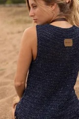 Top tejido al crochet color rojo con flecos.