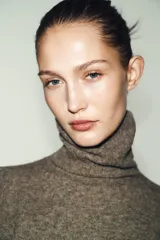 Vestido corto de punto con cuello subido y mangas cortas abullonadas.