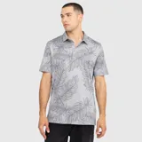 Remera tipo polo de manga corta en color gris, con estampado de hojas en tono más oscuro. Presenta cuello clásico y cierre frontal con botones.