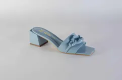 Sandalias tipo sueco color amarillo, con taco ancho y aplique de cadena en el empeine.