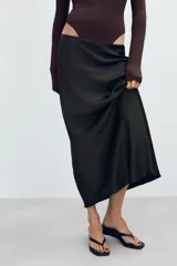 Falda midi de tiro alto y cintura elástica, confeccionada en tejido satinado de color negro.