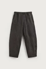 Pantalón jogger balloon fit de hombre, color negro con efecto lavado, confeccionado en algodón con interior afelpado. Cuenta con cintura elástica, bolsillos laterales y detalle de bolsillos traseros.