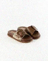 Sandalias de cuero color negro, de diseño plano con una tira ancha en el empeine y una hebilla metálica dorada grande como detalle.