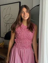 Vestido midi sin mangas de color azul con estampado a cuadros vichy. Presenta la parte superior completamente elastizada y ajustada con efecto fruncido, y falda amplia y suelta.