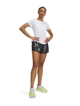 Short deportivo Under Armour de tiro medio, confeccionado en tejido ligero y transpirable con paneles de malla para mayor ventilación. Presenta un diseño estampado en tonos oscuros, cintura elástica con cordón interno, braguita interior integrada y bolsillo lateral con cierre invisible.