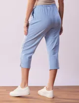 Pantalón tipo capri de algodón en color celeste, con cintura elastizada y bolsillos laterales.