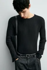 Jersey de punto con textura acanalada, corte slim fit, cuello redondo y manga larga con terminaciones en rib.