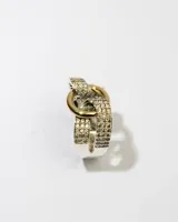 Anillo plateado con doble aro con zirconias blancas y un aro dorado entrelazado.