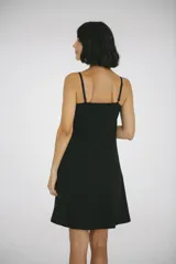 Camisón maternal de algodón color negro, con tirantes ajustables y broches de acceso rápido para lactancia en las copas, diseñado para brindar comodidad durante el embarazo y postparto.