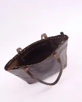 Cartera tipo tote de cuero natural, con diseño minimalista, doble asa de hombro y cierre mediante broche. Incluye bolsillo interior y porta llaves.