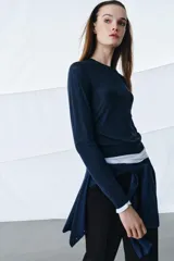 Jersey de punto liso extrafino con cuello redondo y manga larga, confeccionado en una mezcla de lana y seda.