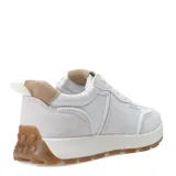 Championes urbanos Miss Carol, modelo Urti, en tonos blanco y beige. Presentan una combinación de texturas con paneles de gamuza y tela, cordones al tono y suela de goma dentada en color caramelo.