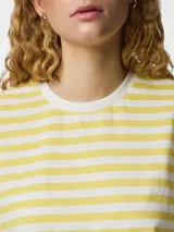 Remera de manga corta con diseño boxy, con estampado de rayas horizontales en color celeste y blanco.