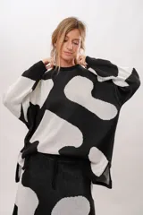 Pollera larga de punto con estampa de vaca en blanco y negro, con tajo lateral.