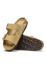 Sandalias Birkenstock Arizona color crema, con doble tira de cuero sintético y hebillas metálicas ajustables.