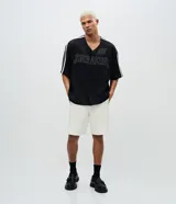 Camisa deportiva de estilo béisbol confeccionada en tejido mesh negro. Presenta cuello en V, cierre frontal con botones a presión, mangas cortas con franjas laterales blancas y bordado con la palabra Breaker y el número 96 en el frente.