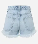 Short de jeans de mujer, modelo slim fit, color celeste claro con efecto desgastado y terminación deshilachada en el ruedo. Presenta tiro alto, trabillas para cinturón y cierre frontal tradicional.