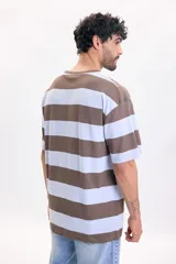 Camiseta de manga corta oversize con diseño de rayas anchas horizontales en color marrón y celeste.