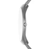 Reloj analógico de cuarzo con caja de acero inoxidable en tono gris carbón y malla metálica tipo milanesa. Presenta una esfera azul con acabado sunray, números arábigos y dos agujas.