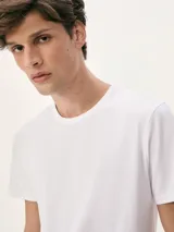 Camiseta celeste de corte slim, cuello redondo y manga corta.