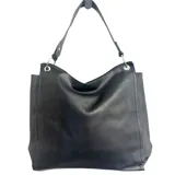 Cartera tipo hobo de cuero sintético color negro, con asa única de hombro y herrajes metálicos plateados.