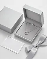 Collar de acero con cadena de eslabones finos y dije circular decorado con circonias engastadas en todo su contorno.