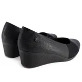 Zapato casual de cuero negro con taco corrido, capellada con textura y detalle de elástico en el lateral.