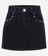 Minifalda de jeans negra, de tiro alto, con cierre tradicional y trabillas en la cintura. Presenta detalles de tachuelas metálicas en los bolsillos delanteros.