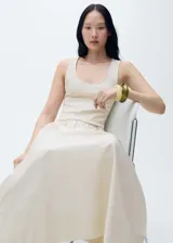Vestido midi de diseño combinado con cuerpo de algodón acanalado y falda evasé de algodón con cintura fruncida. Presenta cuello escotado y tirantes anchos.